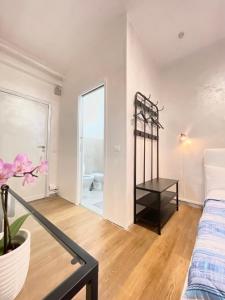 a white room with a bed and a window at Romoli Rooms and suites in Rome +16 photos