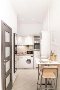 Kuchyň nebo kuchyňský kout v ubytování Bakáts Square Premium Apartment with AC