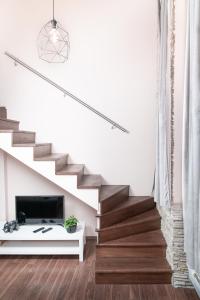 escalera en la sala de estar con TV en Bakáts Square Luxury Apartment en Budapest
