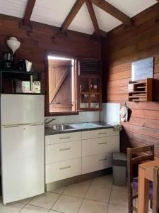 Köök või kööginurk majutusasutuses Studio cosy avec vue sur mer à Case-Pilote, 21 m², piscine