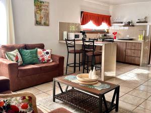 ein Wohnzimmer mit einem Sofa und einem Tisch in der Unterkunft Retiro Arenal in Fortuna