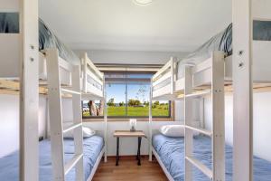 Poschodová posteľ alebo postele v izbe v ubytovaní Orilla de Lago con Hot Tub, parrilla y vistas