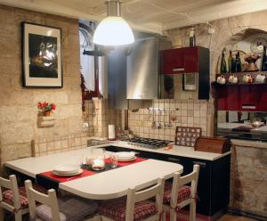 A kitchen or kitchenette at Antica Dimora Julia