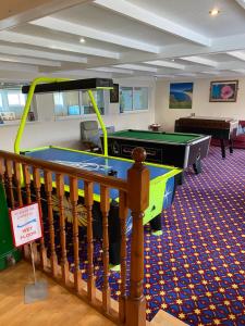 um quarto com uma mesa de bilhar e uma bola de pingue-pongue em 44 Gower holiday village Ty Gŵyr Cosy 2 bedroom Chalet em Swansea