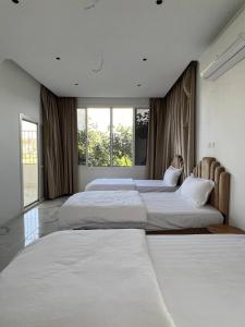 Tempat tidur dalam kamar di فيلا اورنيلا