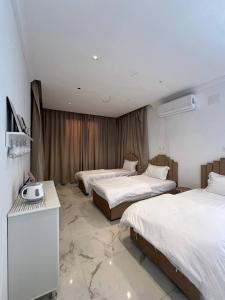 Tempat tidur dalam kamar di فيلا اورنيلا