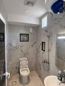 Kamar mandi di فيلا اورنيلا