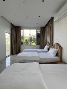 Tempat tidur dalam kamar di فيلا اورنيلا