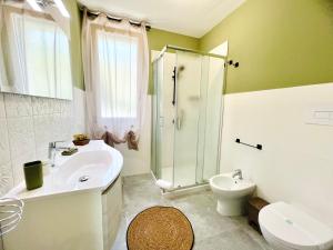 カリーニにあるPiante del Principeのバスルーム(シンク、シャワー、トイレ付)