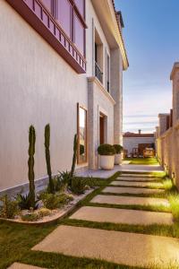 a walkway in front of a building with cactus at Meruno Alaçatı in Çeşme