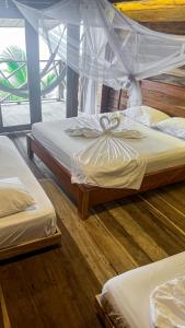 Postel nebo postele na pokoji v ubytování Hostal MOCAMBO BEACH