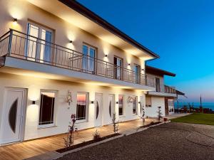 都拉斯Sol Apartments Gjiri Lalzit的侧面有阳台的房子