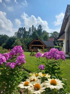 ogród z kwiatami przed altaną w obiekcie Apartamenty Otulina w Wetlinie