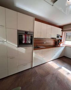 Kuchyň nebo kuchyňský kout v ubytování Sonnig zentral gelegene Wohnung