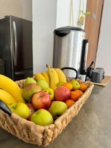 una cesta de fruta en una barra en una cocina en Casa Ita Surf - Adults Only, en Puerto Escondido