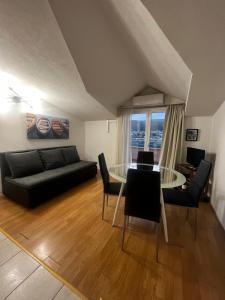 sala de estar con mesa de cristal y sofá en Apartments Kapetanovi Dvori, en Trogir