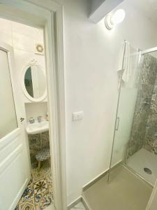 een badkamer met een douche en een wastafel bij Ortigia Dreaming in Siracusa