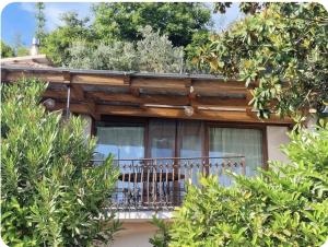 ein Haus mit einem Balkon mit Bäumen in der Unterkunft Il Nido dei Monti in Agerola