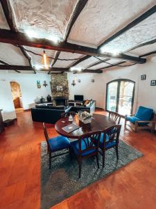 O Moinho de Vale da Mó في أناديا: غرفة معيشة مع طاولة وكراسي خشبية