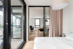 a bedroom with a bed and a view of a desk at Hotellitason kodikas 90 m2 huoneisto in Tampere