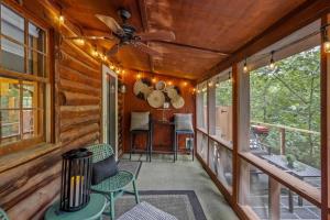 Φωτογραφία από το άλμπουμ του Hot Tub, Pets OK, WiFi, Honeymoon σε Eureka Springs