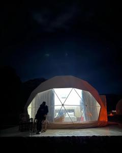 Επισκέπτες που μένουν στο Wadi Rum Nova camp