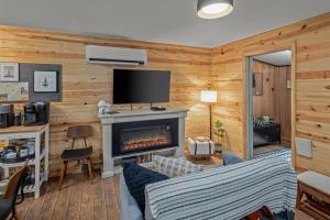 Μια τηλεόραση ή/και κέντρο ψυχαγωγίας στο Hot Tub, Pets OK, WiFi, Honeymoon