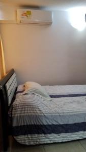 - un lit non aménagé dans une chambre avec chauffage dans l'établissement Alojamiento en Cúcuta al lado del Centro Comercial Jardín Plaza, à Cúcuta
