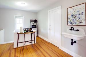Fotografie z fotogalerie ubytování Cincinnati Apartment 1 Mi to Hyde Park Square! v destinaci Cincinnati