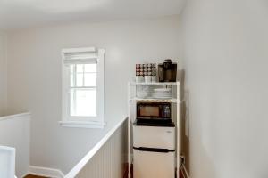 Kuchyň nebo kuchyňský kout v ubytování Cincinnati Apartment 1 Mi to Hyde Park Square!
