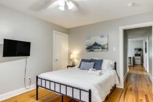 Postel nebo postele na pokoji v ubytování Cincinnati Apartment 1 Mi to Hyde Park Square!