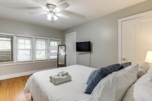 Postel nebo postele na pokoji v ubytování Cincinnati Apartment 1 Mi to Hyde Park Square!