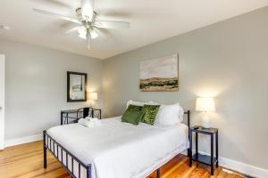 Postel nebo postele na pokoji v ubytování Cincinnati Apartment 1 Mi to Hyde Park Square!
