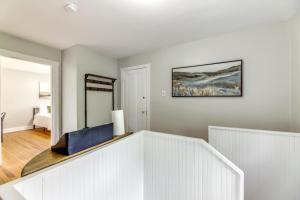 Postel nebo postele na pokoji v ubytování Cincinnati Apartment 1 Mi to Hyde Park Square!