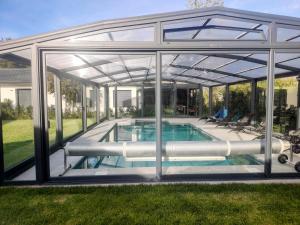 una casa de piscina de aluminio con techo de cristal en RINCONES DE RIAZA Solo adultos, en Riaza