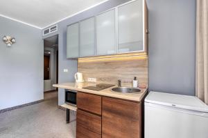 une cuisine avec un évier et une machine à laver dans l'établissement MS Apart Władysławowo, à Władysławowo 195 autres photos