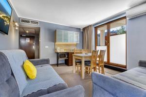 un salon avec un canapé et une table dans l'établissement MS Apart Władysławowo, à Władysławowo