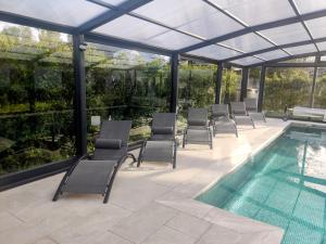 Un patio con sillas y una piscina. en RINCONES DE RIAZA Solo adultos, en Riaza