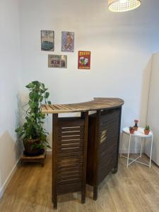 uma secretária de madeira num quarto com uma mesa em Apartamento exclusivo en Madrid em Madri