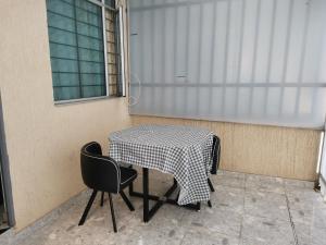 通哈的住宿－aparta estudio independiente norte Tunja，一张桌子、两把椅子和一张黑白的桌子