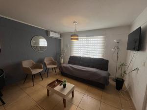 ein Wohnzimmer mit einem Sofa und einem Tisch in der Unterkunft Casa completamente amoblada in Romeral