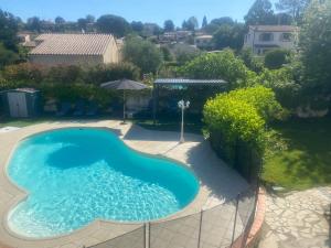 - une vue sur la piscine dans la cour dans l'établissement 3 Pièces climatisé en rez de jardin avec piscine, à Villeneuve-Loubet