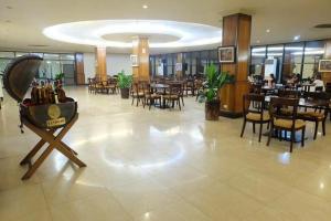 uma sala de jantar com mesas e cadeiras e um restaurante em Dottie's Place Hotel & Restaurant em Butuan