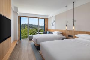 長沙市にあるFairfield by Marriott Changsha Yueluのベッド2台と薄型テレビ付きのホテルの部屋 +29枚の写真