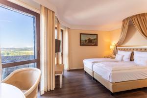 Postel nebo postele na pokoji v ubytování Burghotel Staufenberg