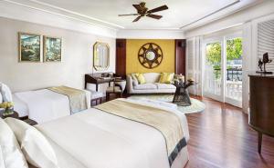 - une chambre avec deux lits et un canapé dans l'établissement InterContinental Bali Resort, an IHG Hotel, à Jimbaran