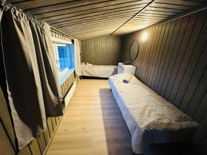 Un pat sau paturi într-o cameră la Bugøynes