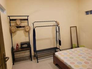 a bedroom with a bed and a mirror in it at Esperanza in Abomey-Calavi