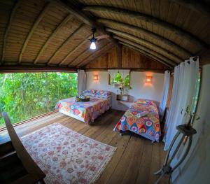 Postel nebo postele na pokoji v ubytování Chalé Bonito Pousada em Paraty - Acomodações Privativas e Completas - Natureza - Wi-fi - TV - Garagem
