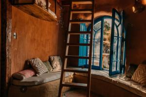 a room with a bunk bed and a ladder at Puyacamp, domo de greda in Quillota